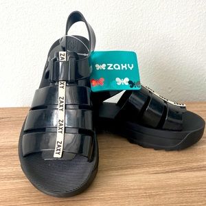 Brand NEW shows! Stylish black comfortable shoes.